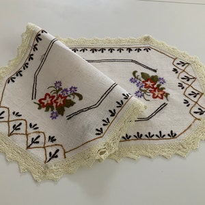 Danish antique table runner hand embroidered, Danish handcraft tradition 1940es/1950es