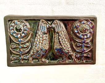 Plato de pared de cerámica Soholm con aves primigenias, diseño EXTREMADAMENTE raro número 351, diseñado por Gerd Hiort Pedersen, diseño danés de mediados de siglo.