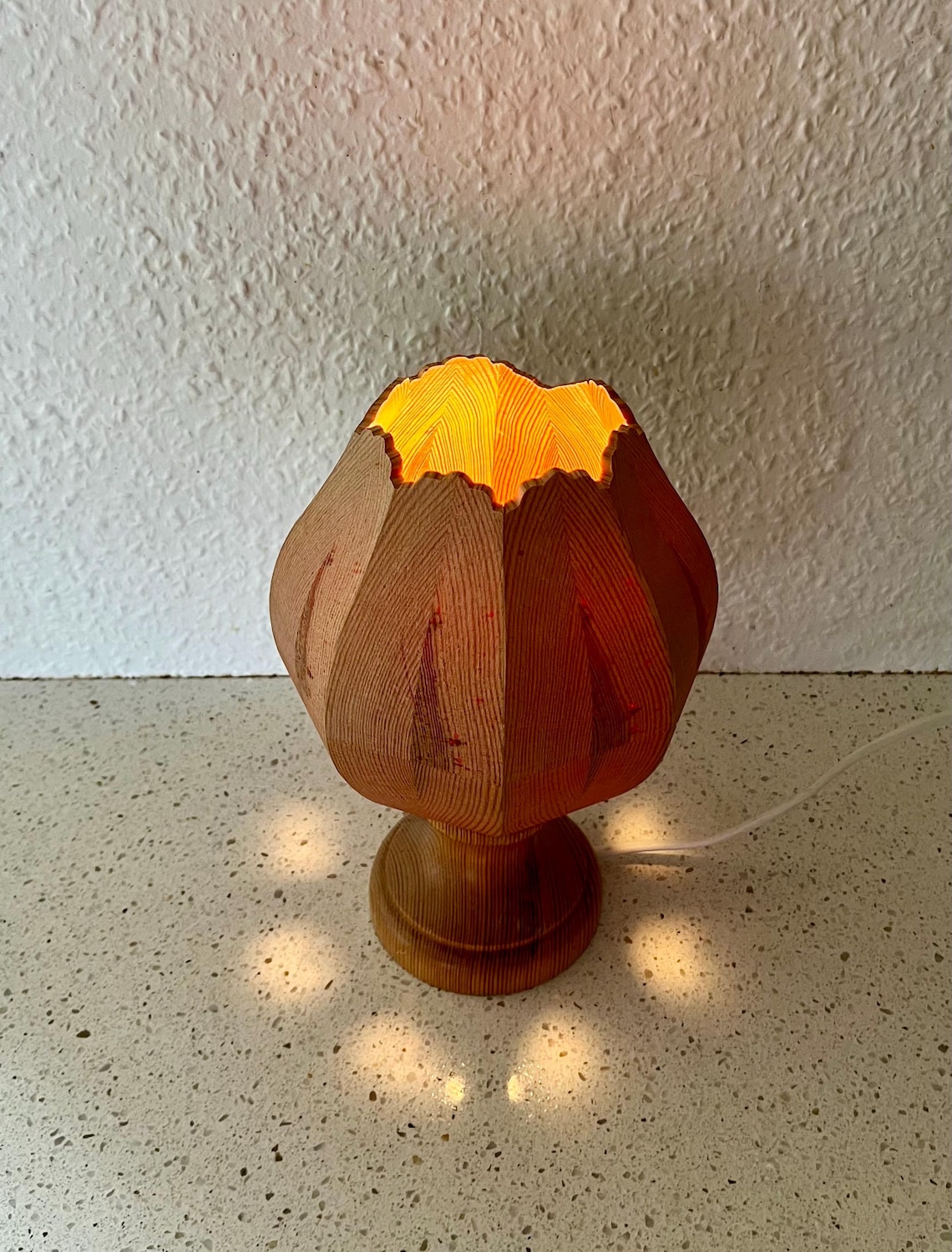Swedish Pine lamp, vintage handmade Tulip shaped Pinewood table lamp, Scandinavian vintage design, photo 3 sur 5