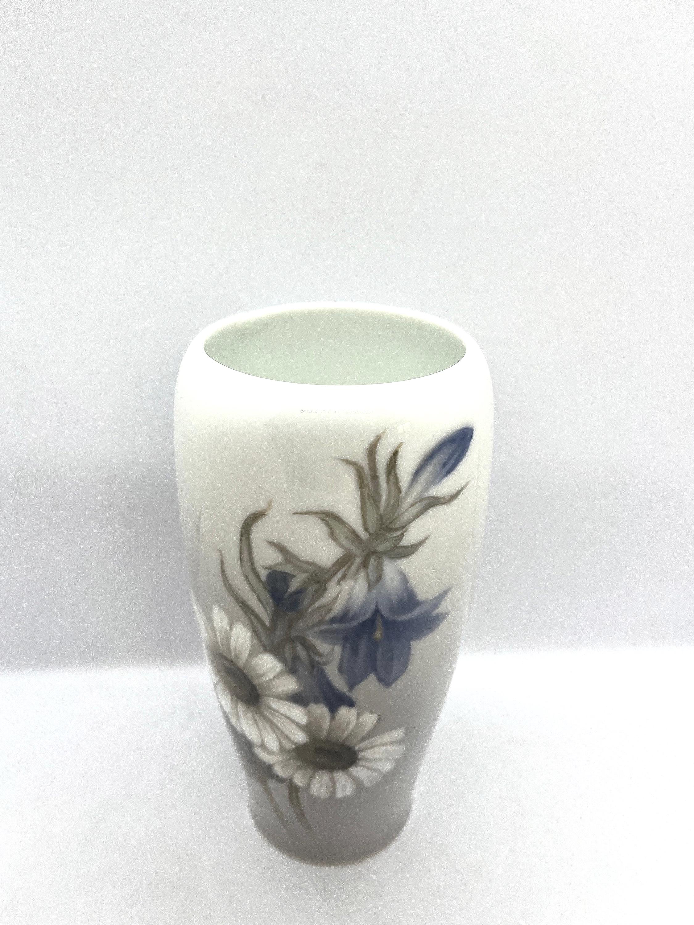 ロイヤルコペンハーゲン ヴィンテージ、手描きの花瓶（花柄）2651/235