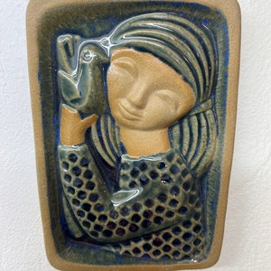 Ceramiczny talerz ścienny Marianne Starck, ceramiczna tabliczka MINT autorstwa Marianne Starck dla Michaela Andersena, duńska ceramika z połowy XX wieku