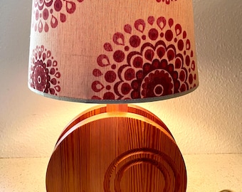 Pine table lamp, LARGE and sturdy Swedish Country style table lamp from Markslöjd lighting including large vintage shade, Swedish vintage