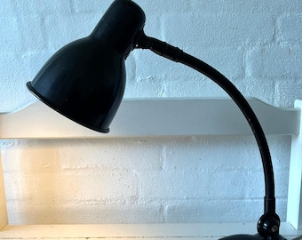 Lámpara de mesa Bauhaus Kaiser Idell. Excelente estado vintage, posiblemente sin firma. Kaiser Idell, lámpara de escritorio vintage de metal alemana.