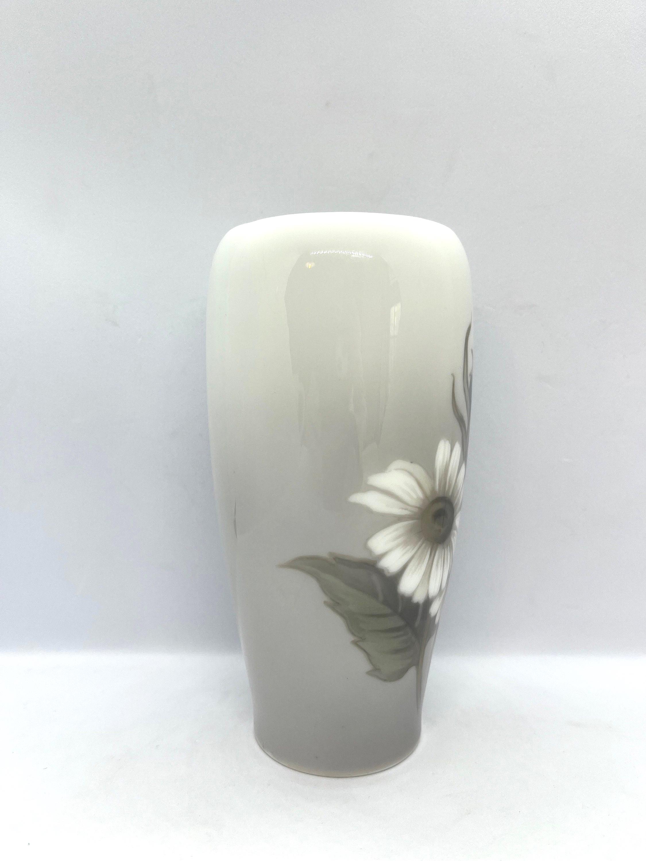 ロイヤルコペンハーゲン ヴィンテージ、手描きの花瓶（花柄）2651/235