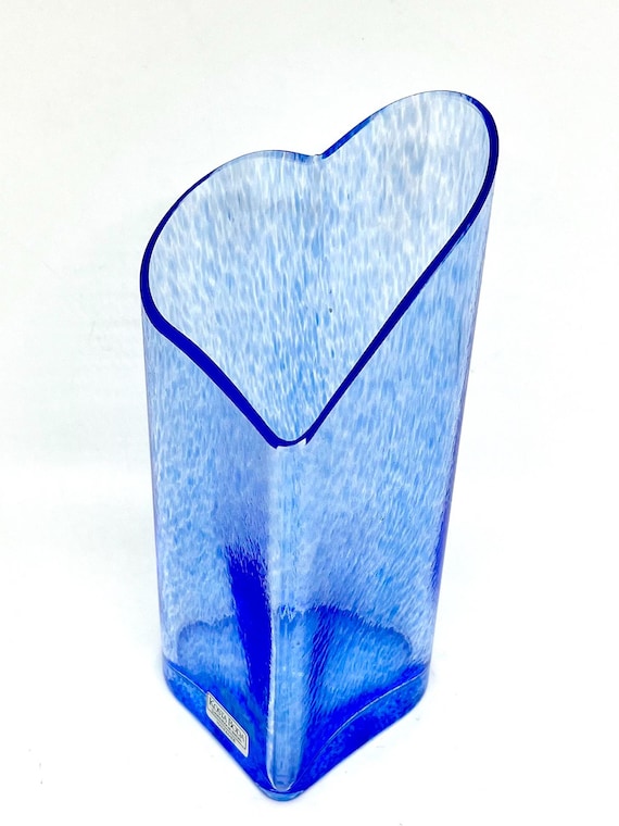 Kosta Boda ガラス花瓶、新品同様のサイン入りブルーハート花瓶、Kosta