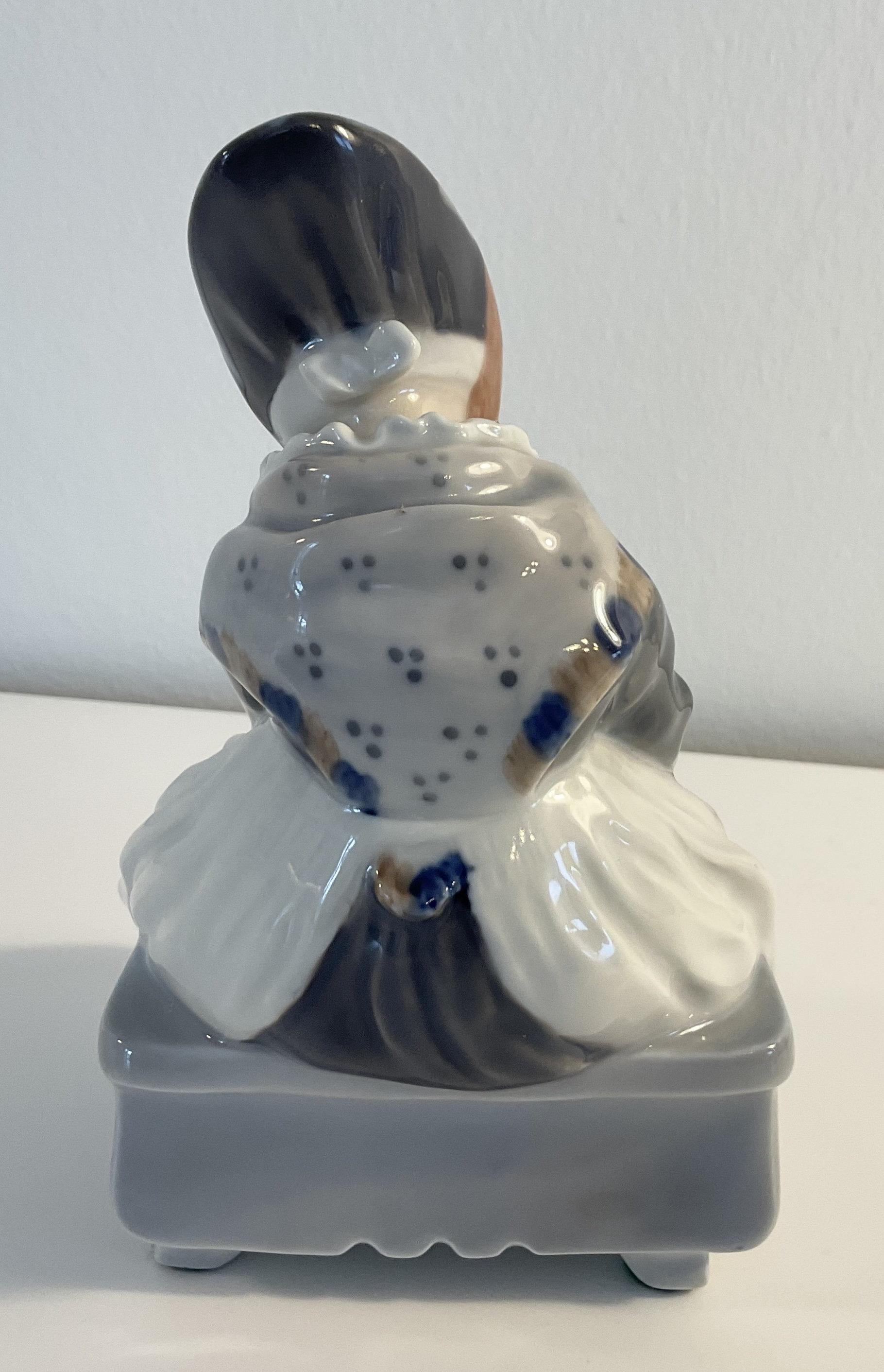 ロイヤル コペンハーゲン ヴィンテージ 服を繕う少女（「アマー島の鳩