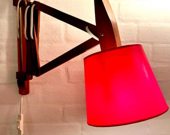 Lámpara de tijera danesa, lámpara de tijera de madera de haya teñida, incluye pantalla roja original grande, diseño danés vintage