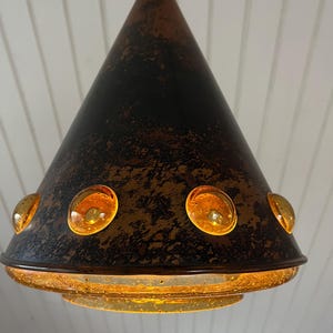 Nanny Still Lampe, großer MINT Lampenschirm für Raak Amsterdam Niederlande, Vintage Design Pendelleuchte, Lampe aus Kupfer und Braunglas im Brutalismus-Stil