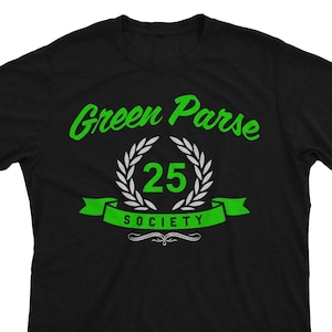 Könnte beinhalten: Schwarzes T-Shirt mit einem grünen Grafikdesign, auf dem "Green Parse Society" mit einem Lorbeerkranz und der Zahl 25 in der Mitte steht.