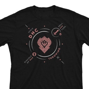 Peut inclure: T-shirt noir avec un motif graphique blanc représentant un symbole stylisé pour le métier de "Danseur" dans le jeu vidéo Final Fantasy XIV. Le graphique comprend le texte "DNC", "FFXIV", "Disciple of War", et "Throwing".