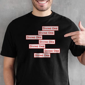 Peut inclure: T-shirt noir avec le texte "DIVINE ORB" répété six fois dans un motif empilé, chaque mot dans un rectangle blanc avec un contour rouge.