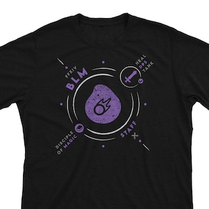 Może przedstawiać: Czarny T-shirt z białym kołem z napisem "BLM" i "FFXIV" oraz fioletowym symbolem płomienia w środku. W projekcie znajduje się również napis "Disciple of Magic" i "Staff".