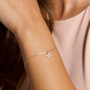 Pulseira com inicial de prata, pulseira com inicial delicada em prata, pulseira para presente de prata, pulseira com inicial pendente, pulseira com letras delicadas, pulseira