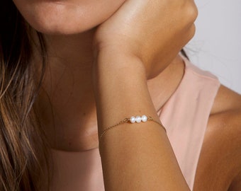 Dainty Pearl Bracelet, Simple Gold Bracelet, Pearl Gold Bracelet, Small Gift Bracelet For Her, Simple Everyday Bracelet, Bridesmaid Gift