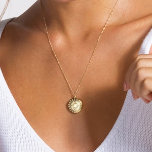 Collier de médaillon, Pendentif de médaillon rond, Collier cadeau pour elle, Collier de pièces de monnaie, Chaîne de collier en or, Médaillon en or, Médaillon circulaire en or