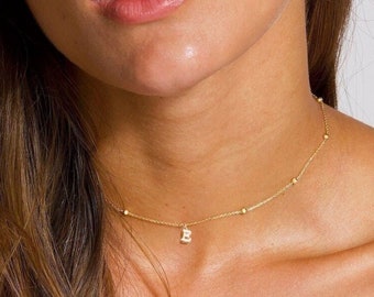 Gold Perlen Satelliten Halskette mit Buchstaben Anhänger für Brautjungfern, Satelliten Choker Halskette, Gold Layering Halskette, Choker Halskette