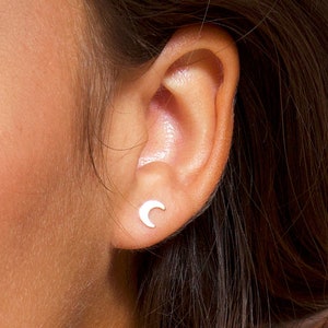 Brincos de lua, pequenos brincos de lua, brincos de lua delicados, pequenos brincos de ouro, brincos de ouro, tachas, pequenos brincos de ouro, pequenos brincos