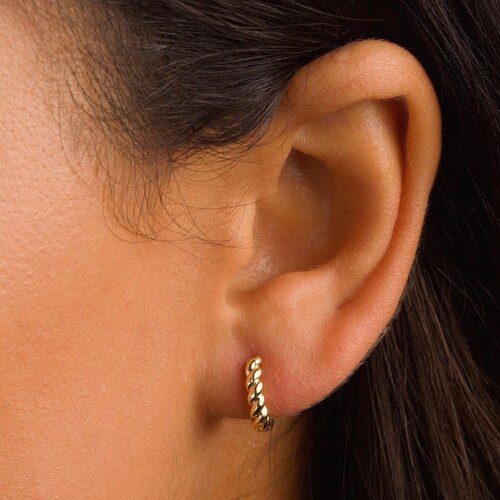 Boucles d'oreilles torsadées Huggie - Petites créoles minimalistes en or sur argent sterling 925