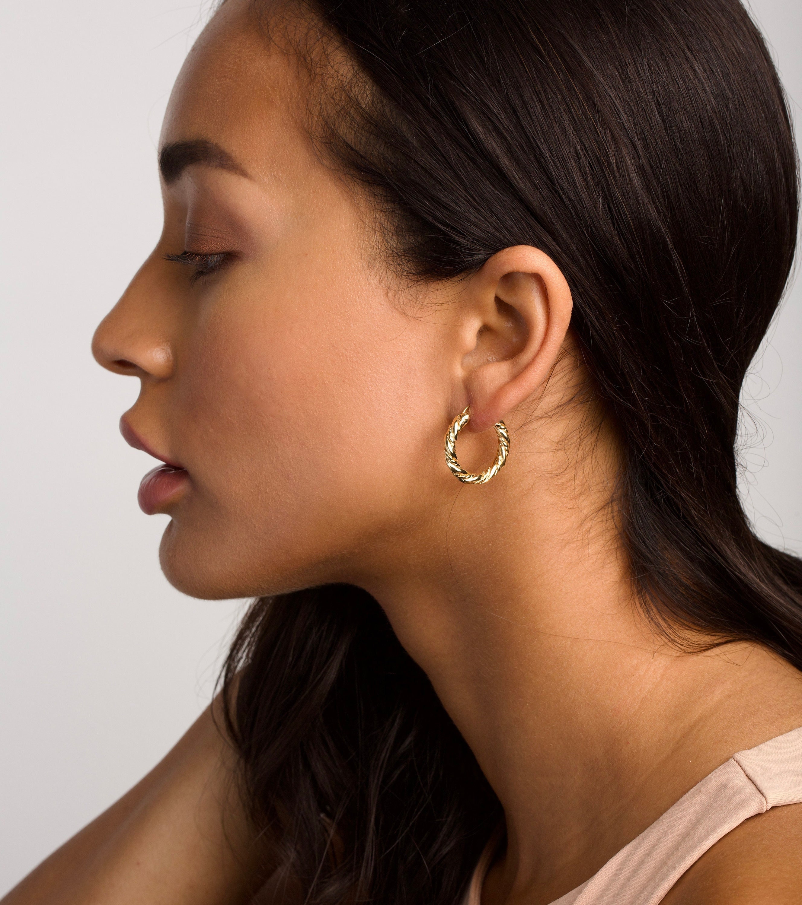 14Kゴールドツイストロープフープピアス - 女性向けの質感のある 
