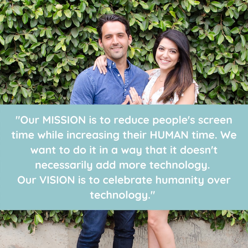 Peut inclure: Un couple se tient devant un mur de verdure. Ils sourient et regardent la cam&eacute;ra. Le texte "Our MISSION is to reduce people's screen time while increasing their HUMAN time. We want to do it in a way that it doesn't necessarily add more technology. Our VISION is to celebrate humanity over technology." est affich&eacute; dans une bo&icirc;te bleu clair.