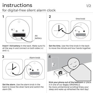 Peut inclure: Instructions pour un r&eacute;veil silencieux sans affichage num&eacute;rique. L'image montre quatre &eacute;tapes&nbsp;: ins&eacute;rer une pile, r&eacute;gler l'heure, r&eacute;gler l'alarme et placer le r&eacute;veil sur une table de chevet.