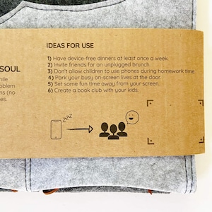 Op de afbeelding: Een close-up van een bruin papieren label met de tekst "IDEAS FOR USE" en een lijst met zes suggesties. Daaronder een afbeelding van een telefoon met "zzz", een pijl en drie mensen met een tekstballon.