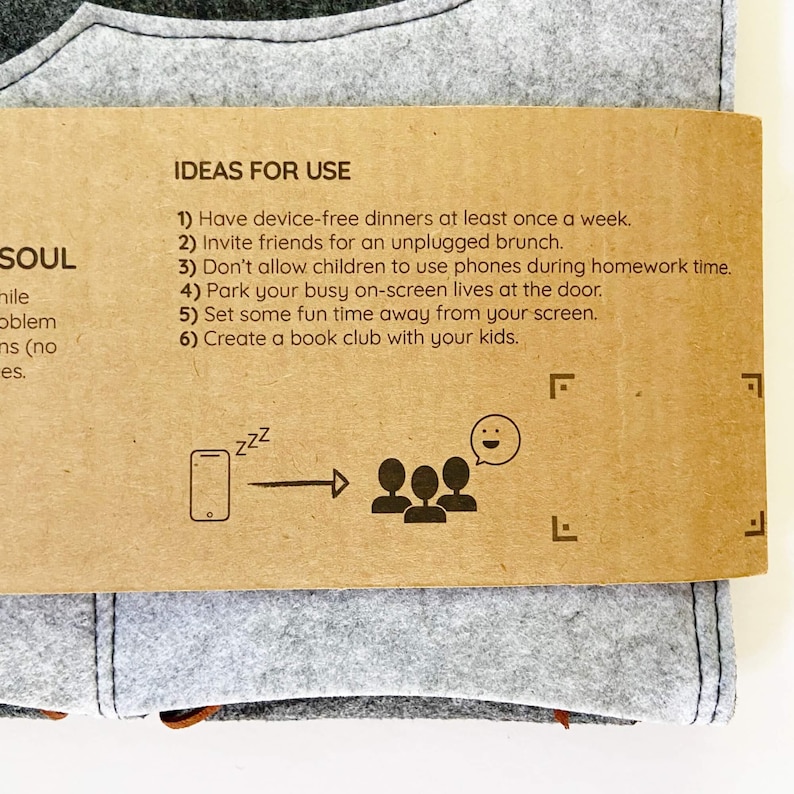 Op de afbeelding: Een close-up van een bruin papieren label met de tekst "IDEAS FOR USE" en een lijst met zes suggesties. Daaronder een afbeelding van een telefoon met "zzz", een pijl en drie mensen met een tekstballon.