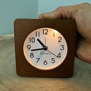 Reloj despertador analógico pequeño con pilas, silencioso, sin tictac,  alarma musical, funciones de luz, fácil de configurar (color : grano de  madera)