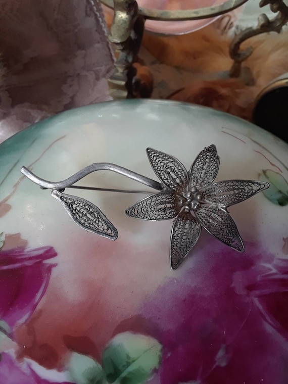 Edwardian flower shaped spun silver  brooch