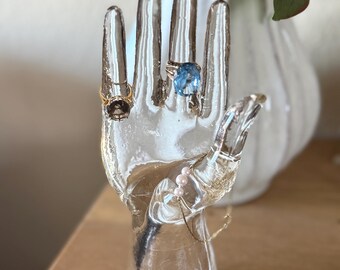 Soporte de cristal vintage para anillos / Exhibidor de joyas de cristal moldeado grueso / Decoración de tocador de estilo de mediados de siglo / Detalle para estante de vitrina