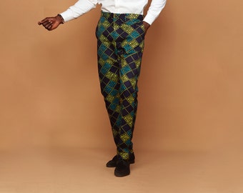 Puede incluir: Un pantalón negro con un patrón geométrico en tonos verdes y amarillos.