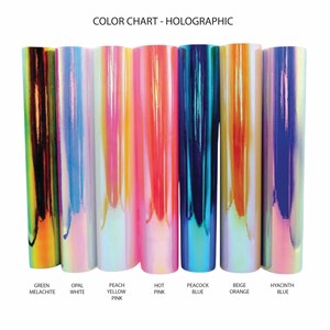 Pu&ograve; includere: Una tabella colori mostra rotoli di vinile olografico in vari colori. I colori includono verde malachite, bianco opale, rosa pesca giallo, rosa acceso, blu pavone, arancione beige e blu giacinto. Il testo "COLOR CHART - HOLOGRAPHIC" &egrave; in alto.