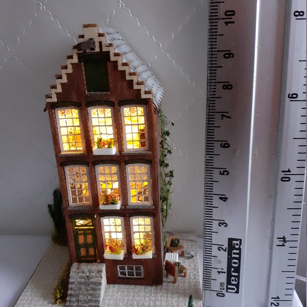 Amsterdamer Kanalhaus im Maßstab 1/144 mit Lichtern