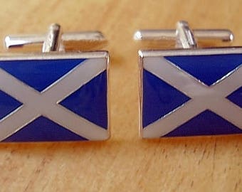 Un par de banderas escocesas esmaltadas de plata de ley en caja de presentación