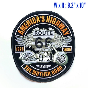 Könnte beinhalten: Gestickter Aufnäher mit Motorrad-Design und dem Text "America's Highway Route 66 The Mother Road USA". Der Aufnäher ist schwarz mit orangefarbenen, weißen und grauen Details. Maße: 23,37 cm x 25,4 cm.