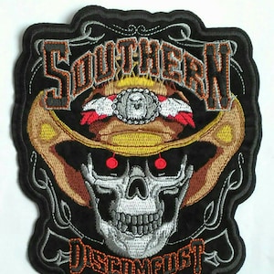 Può includere: Toppa ricamata da stirare con un teschio che indossa un cappello da cowboy con le parole "Southern Discomfort" in lettere arancioni. La toppa misura 17 cm per 19,5 cm.