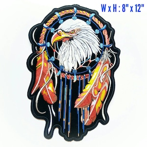 Op de afbeelding: Een geborduurde patch met een witte kop van een Amerikaanse zeearend in een blauwe en rode droomvanger met veren. De patch is 8 inch breed en 12 inch hoog.