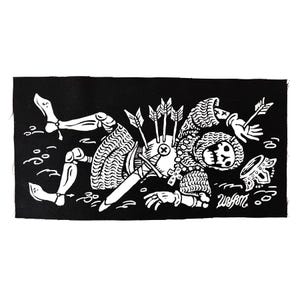 Peut inclure: Illustration en noir et blanc d'un squelette en armure, transpercé de flèches et tenant une épée. L'image comprend une couronne et le mot "welsen". L'œuvre a un style vieilli et dessiné à la main.