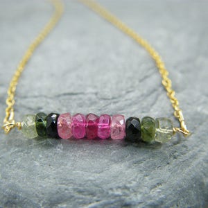 Toermalijn ketting ~ Cadeau voor oktober verjaardag ketting ~ Oktober geboortesteen ketting goud ~ Watermeloen toermalijn edelsteen bar ketting ~
