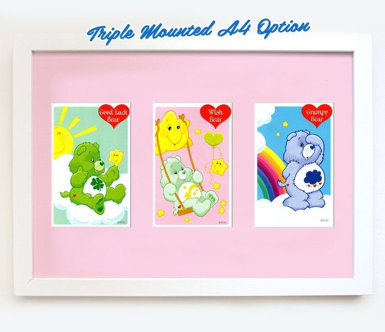 Pu&ograve; includere: Opzione di montaggio triplo A4 con tre carte Care Bear. Le carte presentano Good Luck Bear, Wish Bear e Grumpy Bear. Ogni carta presenta un'illustrazione colorata dell'orso su uno sfondo bianco.
