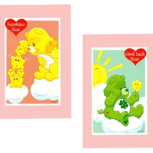Pu&ograve; includere: Due carte Care Bear. La prima carta presenta un Care Bear giallo con una stella gialla sul petto e il testo "Funshine Bear". La seconda carta presenta un Care Bear verde con un trifoglio a quattro foglie sul petto e il testo "Good Luck Bear".