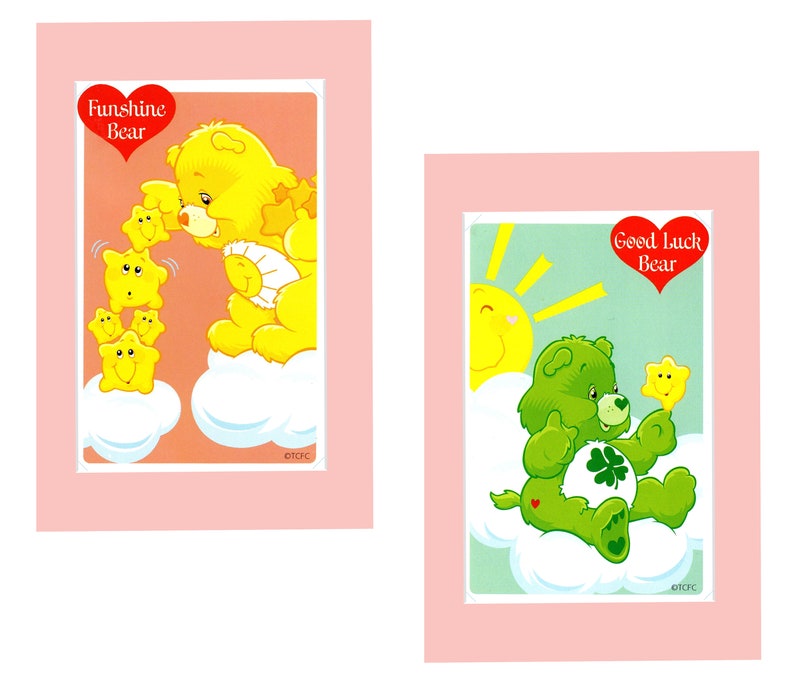 Pu&ograve; includere: Due carte Care Bear. La prima carta presenta un Care Bear giallo con una stella gialla sul petto e il testo "Funshine Bear". La seconda carta presenta un Care Bear verde con un trifoglio a quattro foglie sul petto e il testo "Good Luck Bear".