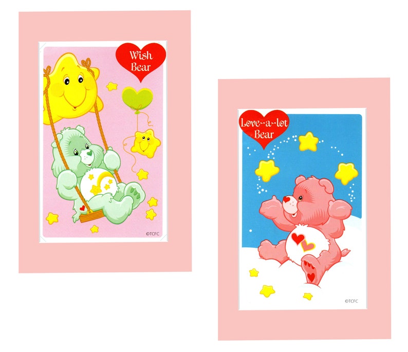 Pu&ograve; includere: Due carte Care Bear con bordi rosa. La carta a sinistra presenta Wish Bear, un orso verde con una stella gialla e un cuore rosa. La carta a destra presenta Love-a-lot Bear, un orso rosa con un cuore rosso e stelle gialle.