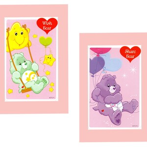 Pu&ograve; includere: Due carte rosa con illustrazioni di Care Bears. La carta a sinistra presenta Wish Bear su un'altalena con una stella e il testo "Wish Bear". La carta a destra presenta Share Bear che tiene palloncini con il testo "Share Bear".