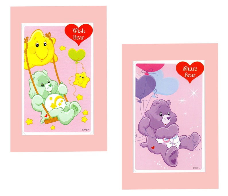 Pu&ograve; includere: Due carte rosa con illustrazioni di Care Bears. La carta a sinistra presenta Wish Bear su un'altalena con una stella e il testo "Wish Bear". La carta a destra presenta Share Bear che tiene palloncini con il testo "Share Bear".