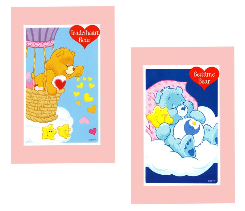 Pu&ograve; includere: Due carte da collezione Care Bear. La prima carta presenta Tenderheart Bear in un pallone aerostatico con un cuore e stelle. La seconda carta presenta Bedtime Bear che dorme su una nuvola con una luna e una stella. Entrambe le carte hanno un bordo rosa.