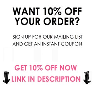 Pu&ograve; includere: Testo in bianco e nero su sfondo bianco. Il testo dice "WANT 10% OFF YOUR ORDER? SIGN UP FOR OUR MAILING LIST AND GET AN INSTANT COUPON GET 10% OFF NOW LINK IN DESCRIPTION". Due frecce nere puntano verso il basso.