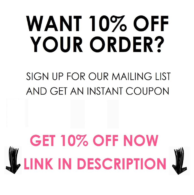 Pu&ograve; includere: Testo in bianco e nero su sfondo bianco. Il testo dice "WANT 10% OFF YOUR ORDER? SIGN UP FOR OUR MAILING LIST AND GET AN INSTANT COUPON GET 10% OFF NOW LINK IN DESCRIPTION". Due frecce nere puntano verso il basso.