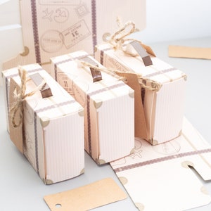 25 + Más cajas de regalo con forma de maleta de avión vintage para despedidas de soltera, bodas de destino, viajes, baby shower, graduación con etiquetas en blanco