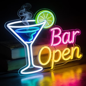 Könnte beinhalten: Ein Neonschild mit der weißen Umrandung eines Martiniglases, das mit blauem Licht und einem Rauchschleier gefüllt ist, einer grünen Limettenscheibe als Garnitur und dem rosa-gelben Schriftzug "Bar Open" in Schreibschrift auf Acrylglas.